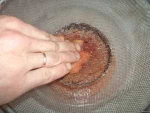 Как почистить икру сазана от пленки