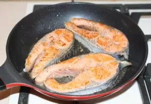 Сколько минут жарить рыбу на сковороде лосось