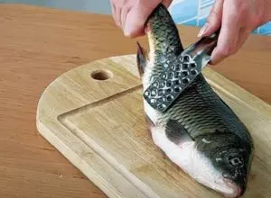 Как почистить живую рыбу